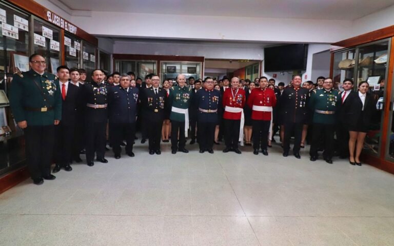 En una ceremonia realizada en el auditórium del Liceo Pablo Neruda, la Escuela de Bomberos de Temuco dio inicio oficial a sus actividades académicas correspondientes al periodo 2026. El evento contó con la presencia de las más altas autoridades de la institución, encabezadas por el Superintendente Alfredo Lassalle, y marcó el punto de partida para la formación de las nuevas generaciones que se integrarán a las filas del servicio voluntario en la capital regional. Armin Llanos, director de la Escuela de Bomberos de Temuco, expresó su satisfacción por la convocatoria alcanzada en este nuevo ciclo educativo. El directivo destacó que se encuentran muy contentos como escuela al recibir oficialmente a una cantidad importante de 96 aspirantes de la institución, quienes están divididos entre sus 13 compañías y dos brigadas. «Con la cual hoy día ya damos por inicio al año académico 2026 que esperamos que sea un éxito y que la gran mayoría, por no decir todos, puedan cumplir este proceso y a final de año estemos en la ceremonia de clausura», señaló Llanos respecto a las expectativas de este grupo. La formación que recibirán los alumnos contempla una malla curricular integral que combina la enseñanza teórica con la práctica. Según explicó el director, los estudiantes deben cumplir con los cursos de la Academia Nacional de Bomberos, que se imparten de forma online y presencial, sumado a los programas específicos de la escuela local. Al respecto, Llanos detalló que se trata de un conjunto de cursos tanto de la Academia Nacional como también de la Escuela de Bomberos de Temuco, proyectando que la finalización del año se produzca a principios del mes de octubre de acuerdo a la agenda académica diseñada. RELEVANCIA ESTRATÉGICA DE LA CAPACITACIÓN Por su parte, el Superintendente Alfredo Lassalle resaltó la relevancia estratégica de este hito para el desarrollo institucional. «La preparación y la capacitación que desarrolla la escuela es fundamental en términos del desarrollo formativo de los nuevos bomberos y bomberas de nuestra institución», afirmó la autoridad, agregando que esta instancia representa el compromiso de entregar conocimientos necesarios frente a la responsabilidad que asumirán los voluntarios ante la comunidad. Lassalle enfatizó que, si bien el servicio es voluntario, la exigencia ciudadana demanda un desempeño profesional y eficiente. Finalmente, el Superintendente reflexionó sobre la evolución de los estándares de entrenamiento, comparando la estructura actual, que ya suma ocho años de funcionamiento formal, con las prácticas de décadas pasadas. Al respecto, manifestó que la realidad ha cambiado absolutamente y que hoy existen otras exigencias muy superiores producto de las distintas especialidades y los diversos tipos de emergencias que enfrentan a diario, lo que requiere una preparación profesional que logre que los bomberos entreguen un servicio eficiente a la comunidad.