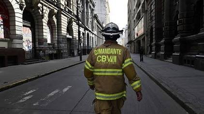 Más de 2.500 bomberos de Chile y el extranjero desafían los cerros de Valparaíso en la tercera edición de «Cerro Arriba»