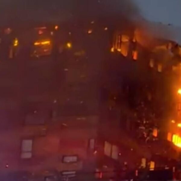 Voraz incendio destruye el Hotel Alto Nevados en las Termas de Chillán y deja 150 evacuados