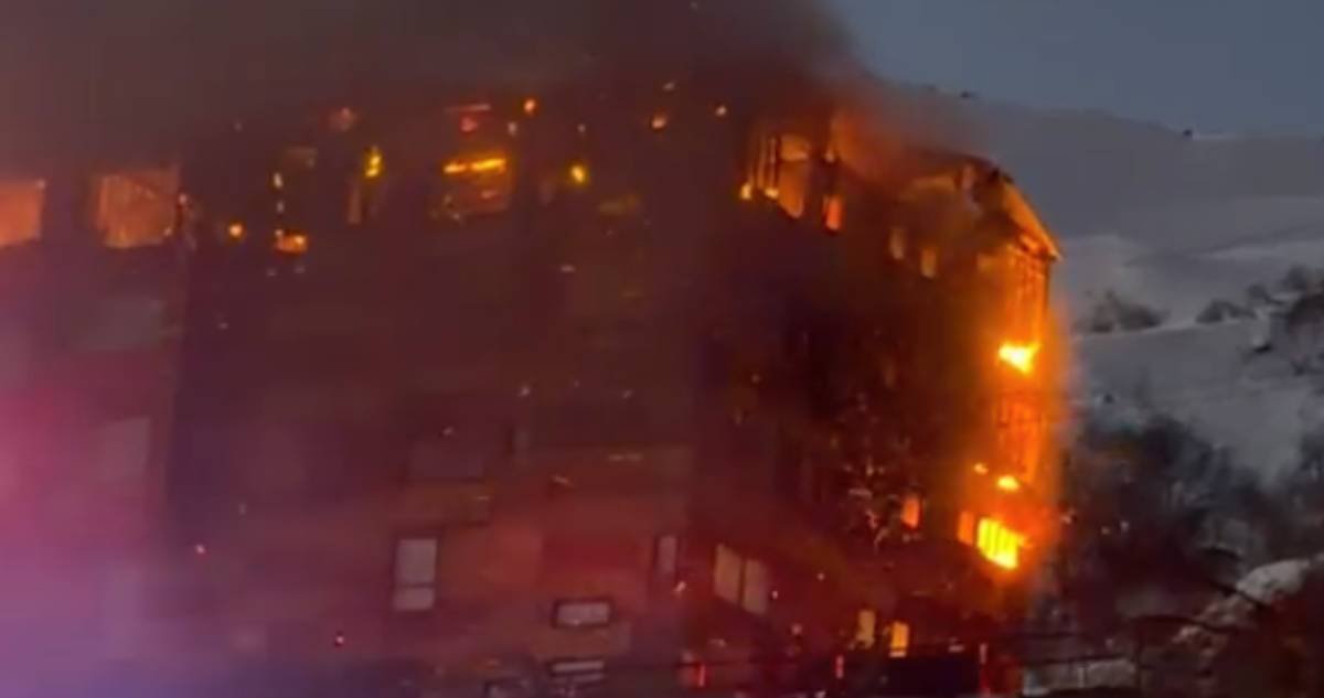 Voraz incendio destruye el Hotel Alto Nevados en las Termas de Chillán y deja 150 evacuados